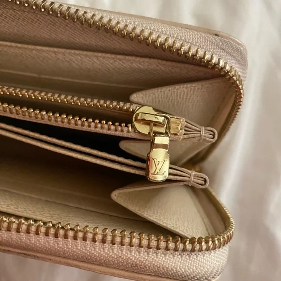 Louis Vuitton | 2007 Damier Azur Pattern Zippy Wallet - Picture 10 of 13